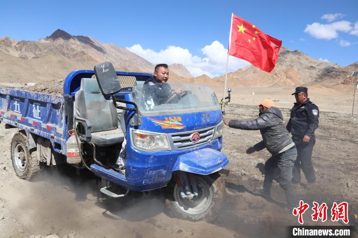 西藏半岛体育阿里移民警察助民种青稞(图4)