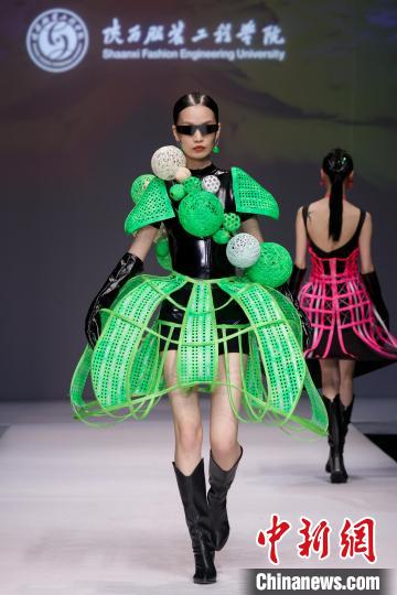 “陕西非遗文化”专题服装展演亮相中国国际大学生时装周