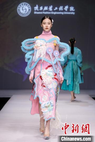 “陕西非遗文化”专题服装展演亮相中国国际大学生时装周