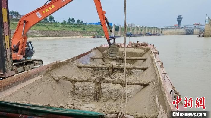 广西长洲枢纽首次开展大规模清淤 计划清淤30多万立方米