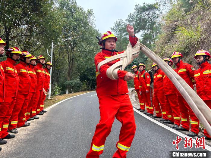 江西安远：“最美消防员”守护红色土地的绿水青山