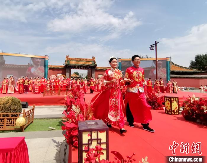 沈阳千年古城上演首届中式公益集体婚礼