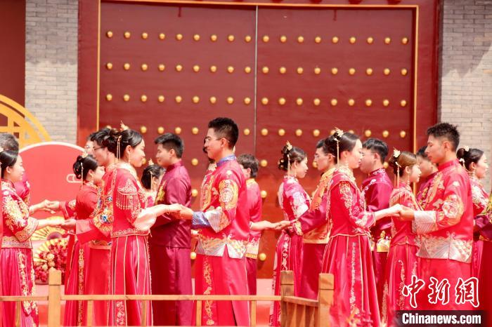 沈阳千年古城上演首届中式公益集体婚礼