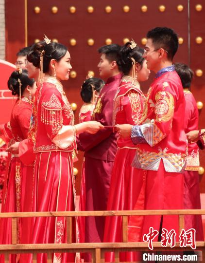 沈阳千年古城上演首届中式公益集体婚礼
