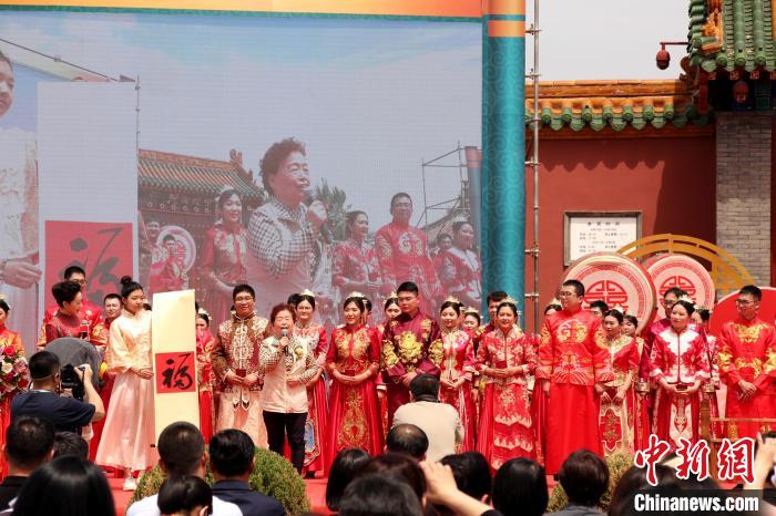 沈阳千年古城上演首届中式公益集体婚礼
