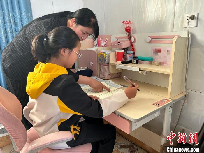 “爱心妈妈”：用爱呵护“小树苗”