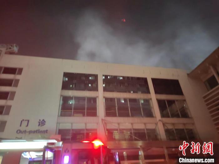 浙江宁波一医院门诊楼发生火灾 无人员伤亡
