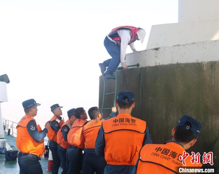 东海大桥绝非“东海钓台” 上海海警严厉打击非法海钓行为