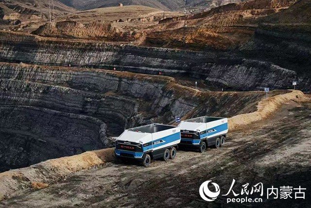 “载山”5月6日在内蒙古自治区鄂尔多斯市东胜区露天煤矿进行无人编组作业运行。 受访者供图