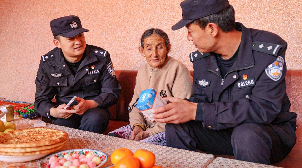 新疆和田:警民一家亲 温暖照人心