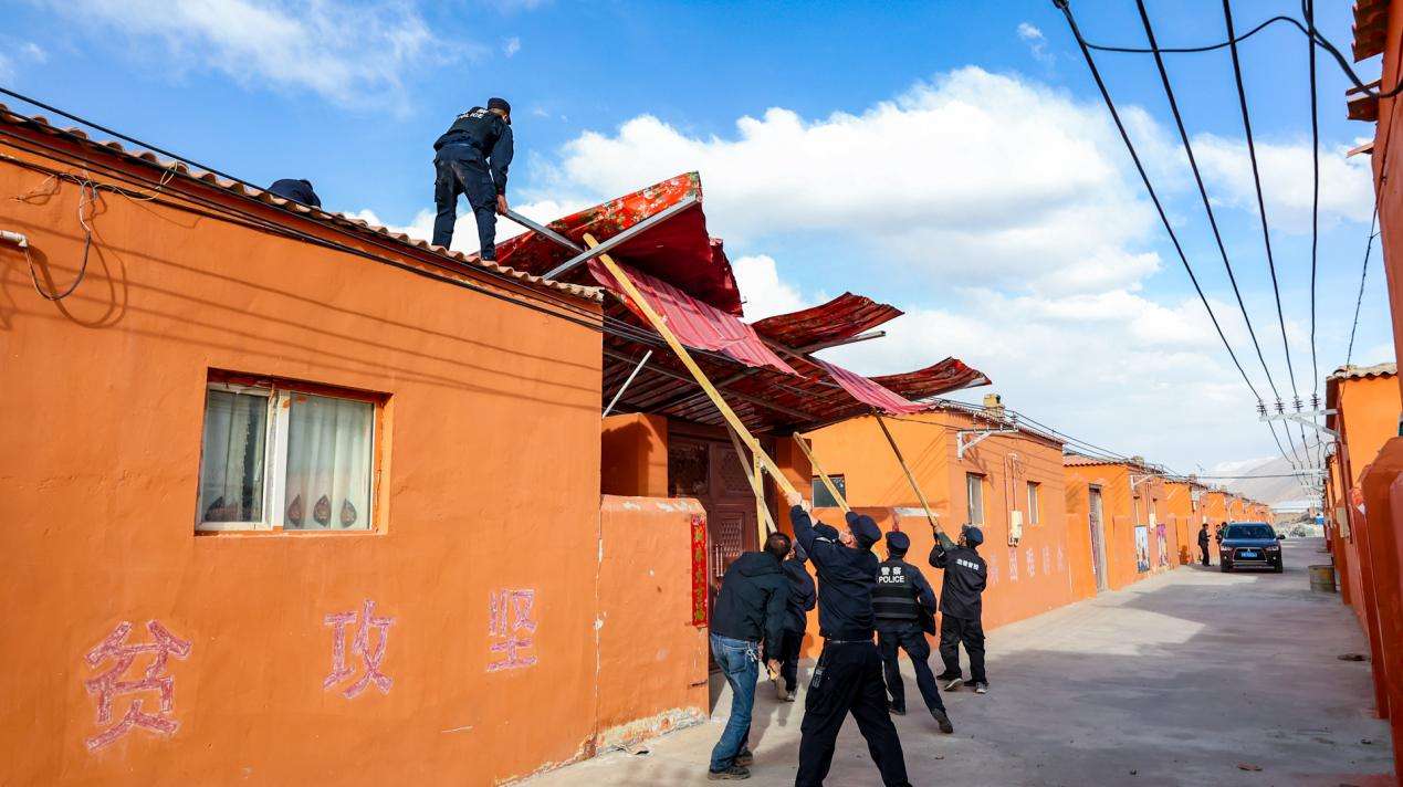 新疆和田:警民一家亲 温暖照人心 去年5月,赛图拉镇突遭大风天气,民警帮群众修房顶