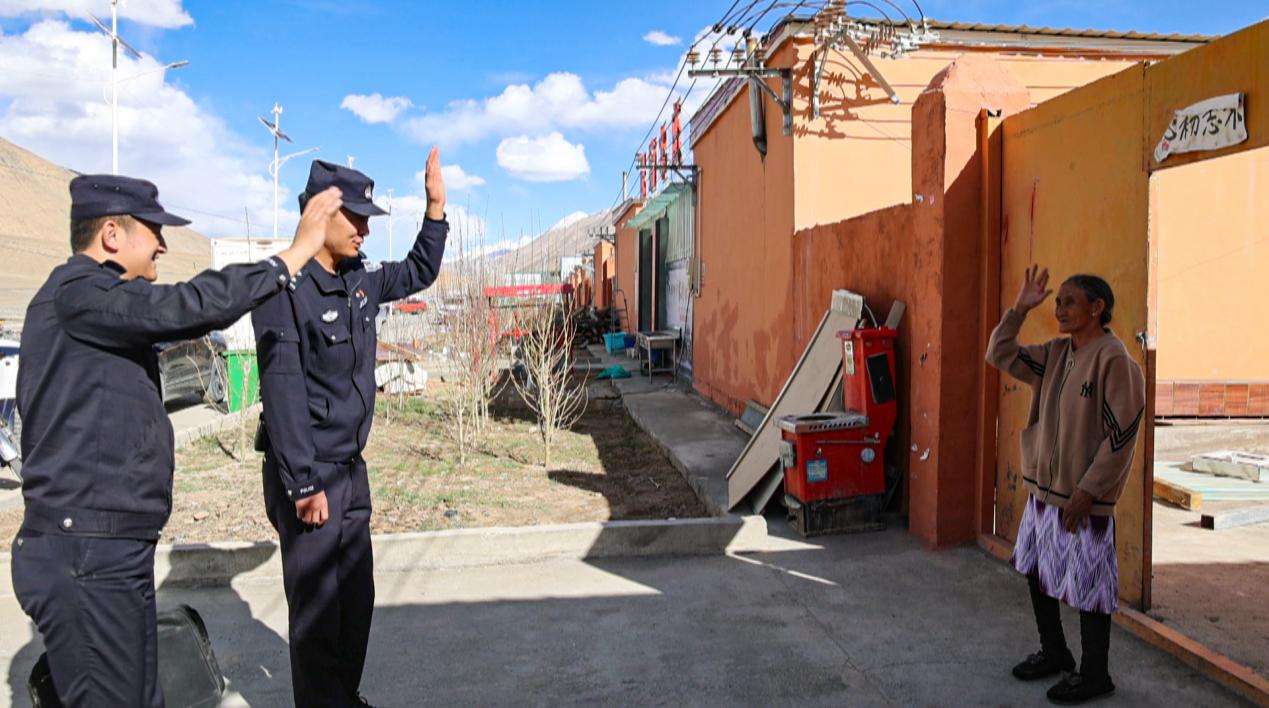 新疆和田:警民一家亲 温暖照人心 民警与乡亲深情告别