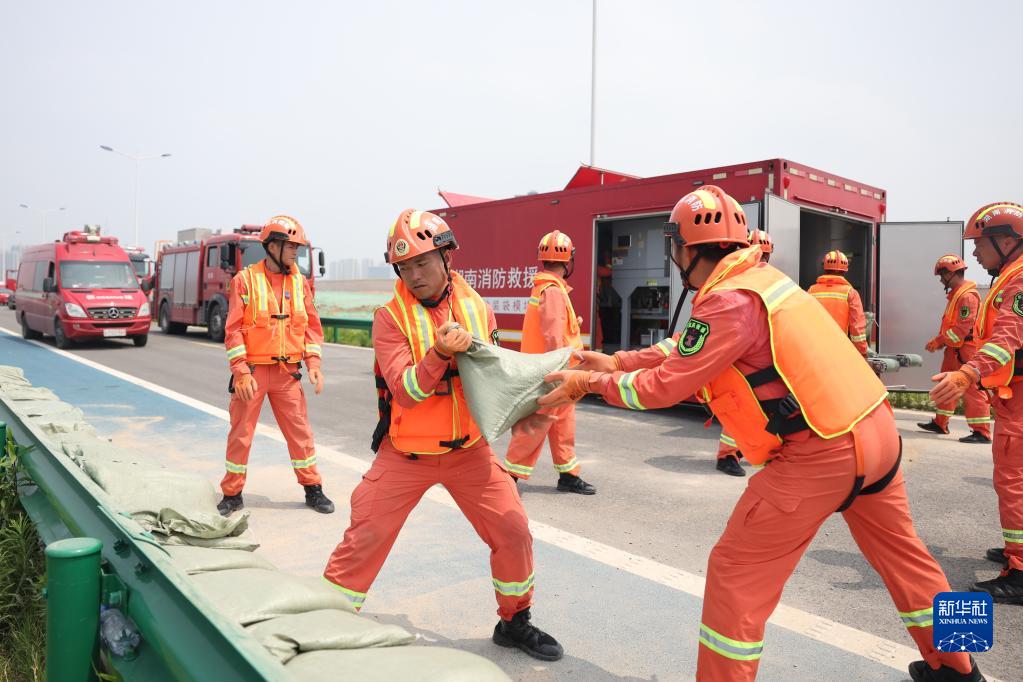 长沙消防开展水域救援演练