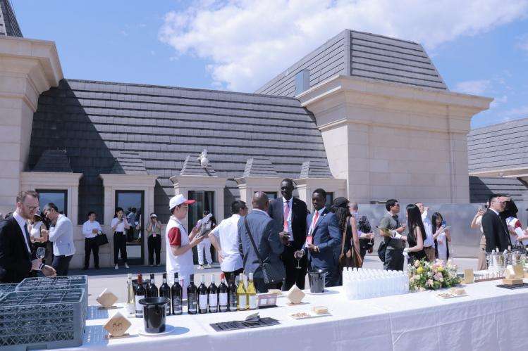 宁夏贺兰山东麓，国际葡萄友谊园喜迎八方客