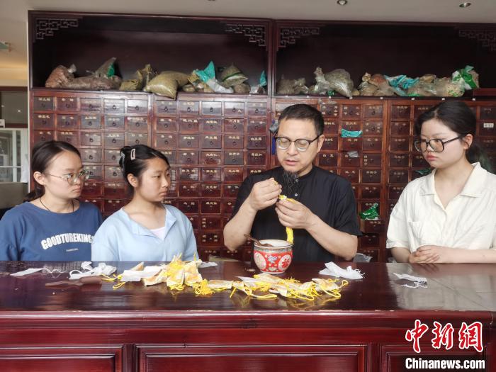 端午临近 新安中医赶制药囊香包