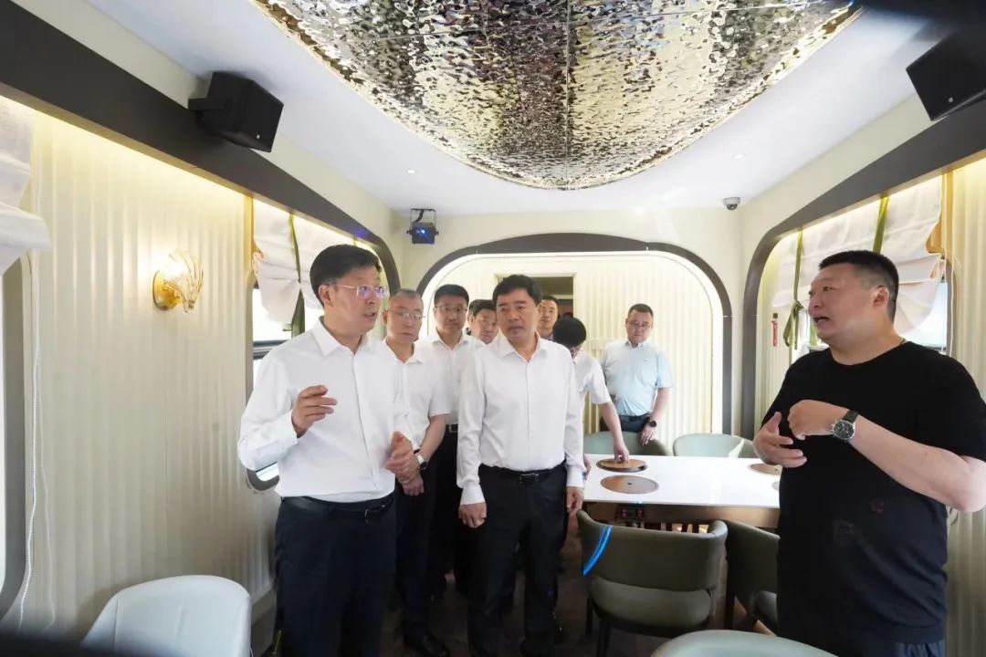 隋洪波与吴新红共同参观“林都号”旅游列车 并就首发开行工作进行座谈