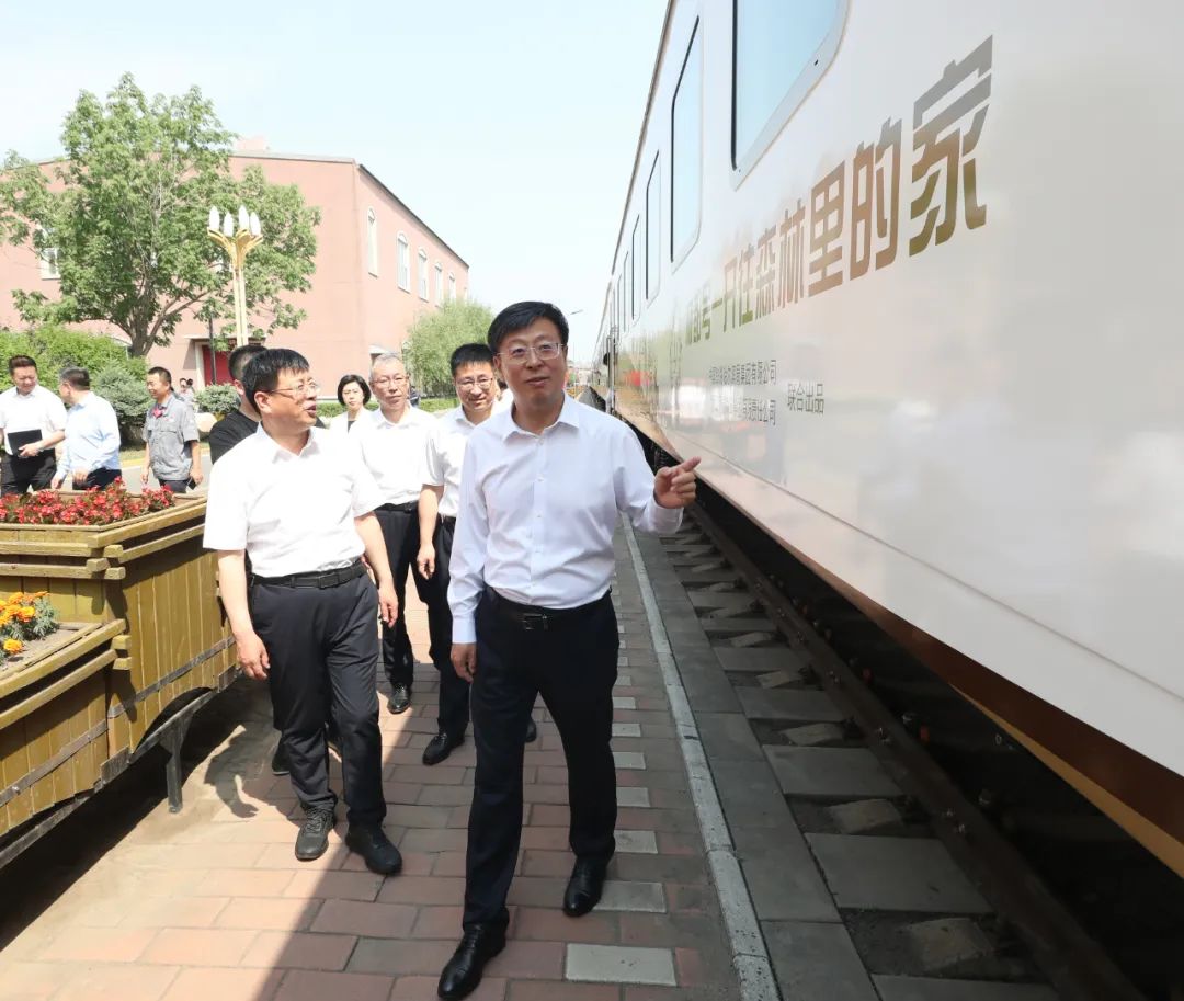 隋洪波与吴新红共同参观“林都号”旅游列车 并就首发开行工作进行座谈