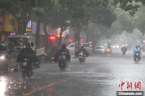 江西多地遭暴雨 130个测站降水量超百毫米
