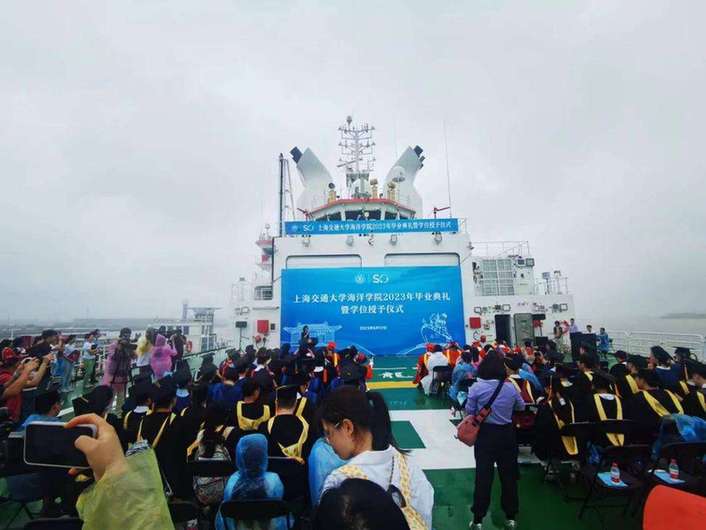 毕业季，上海交大学子登上“雪龙2”号开启海上实践