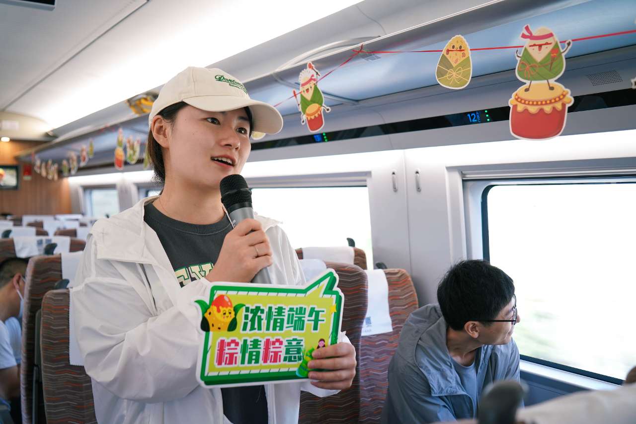 让乘客在高铁上过端午