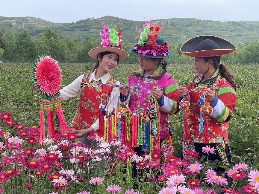 青海互助：香包绣出土乡情