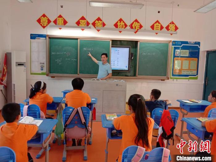“托底”守护28年 湖南桃江刘厚元让特殊教育成为爱的教育