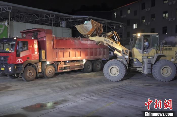 福州海警局集中销毁走私冻品1200吨