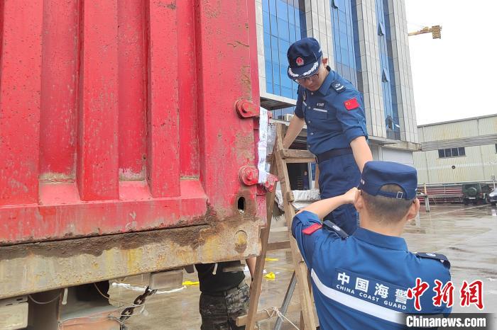 福州海警局集中销毁走私冻品1200吨