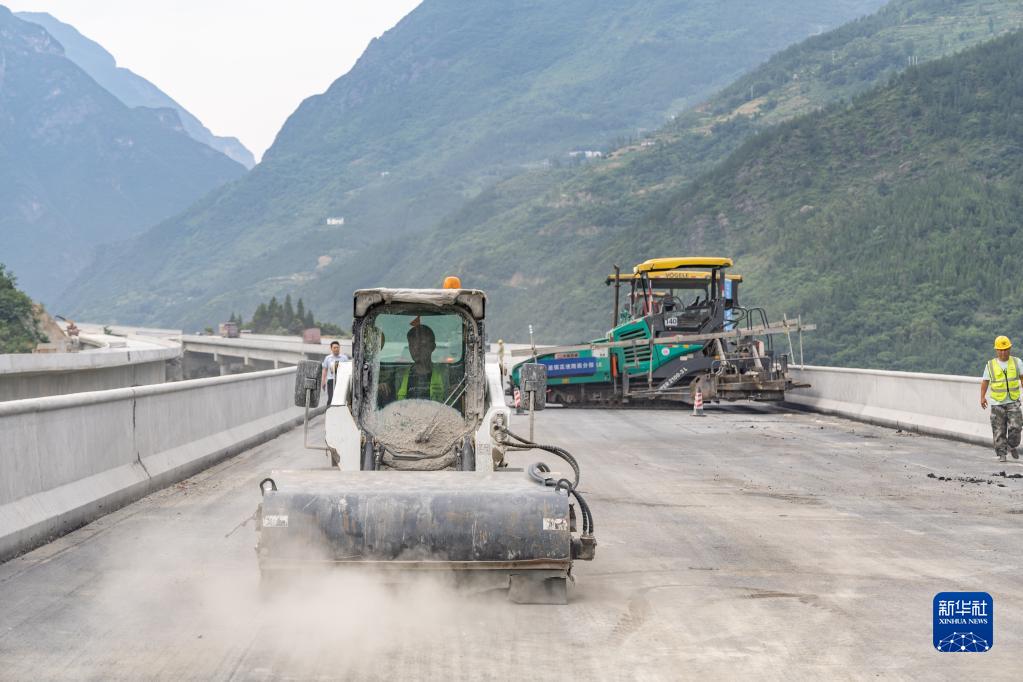 银百高速巫溪至镇坪段已完成总施工进度的95%