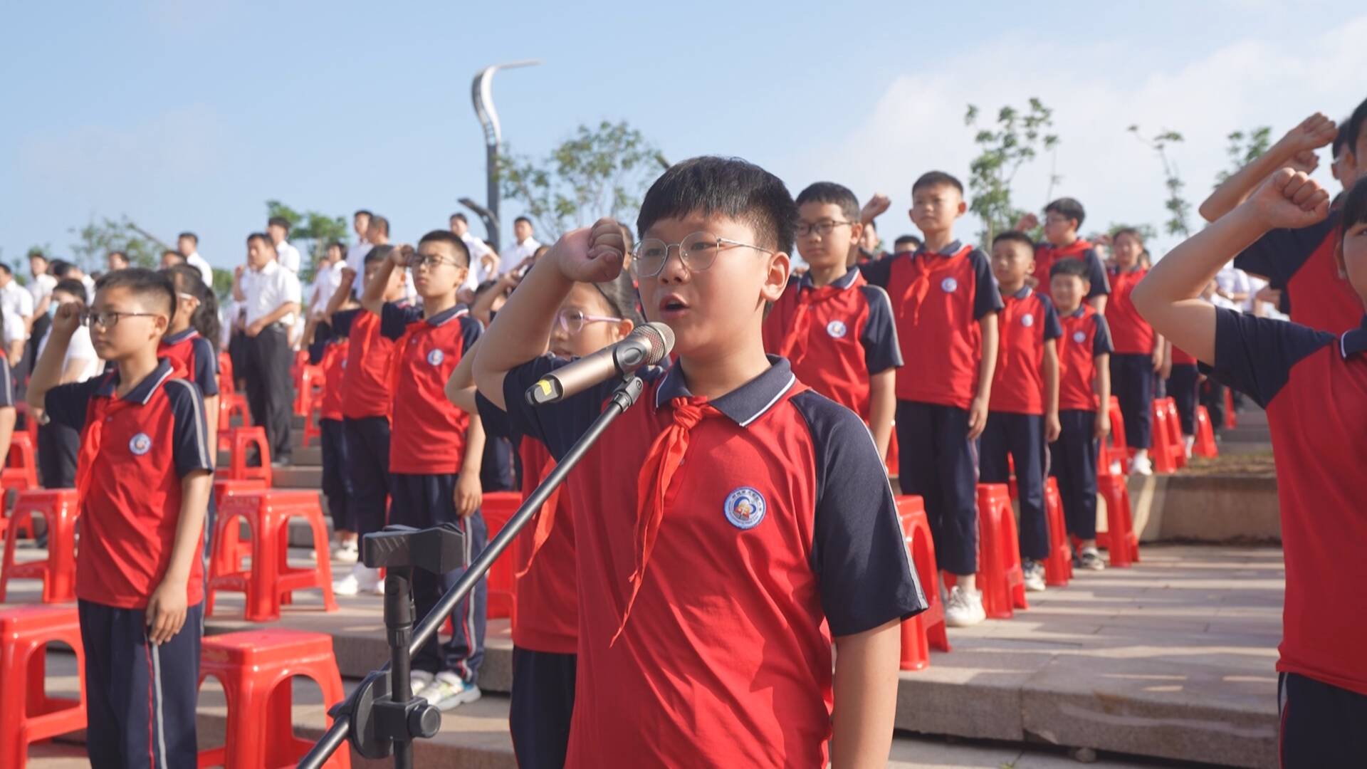 黄福常,高尚柱,王爱兵,张景锋还为在党50年老党员代表颁发光荣在党50