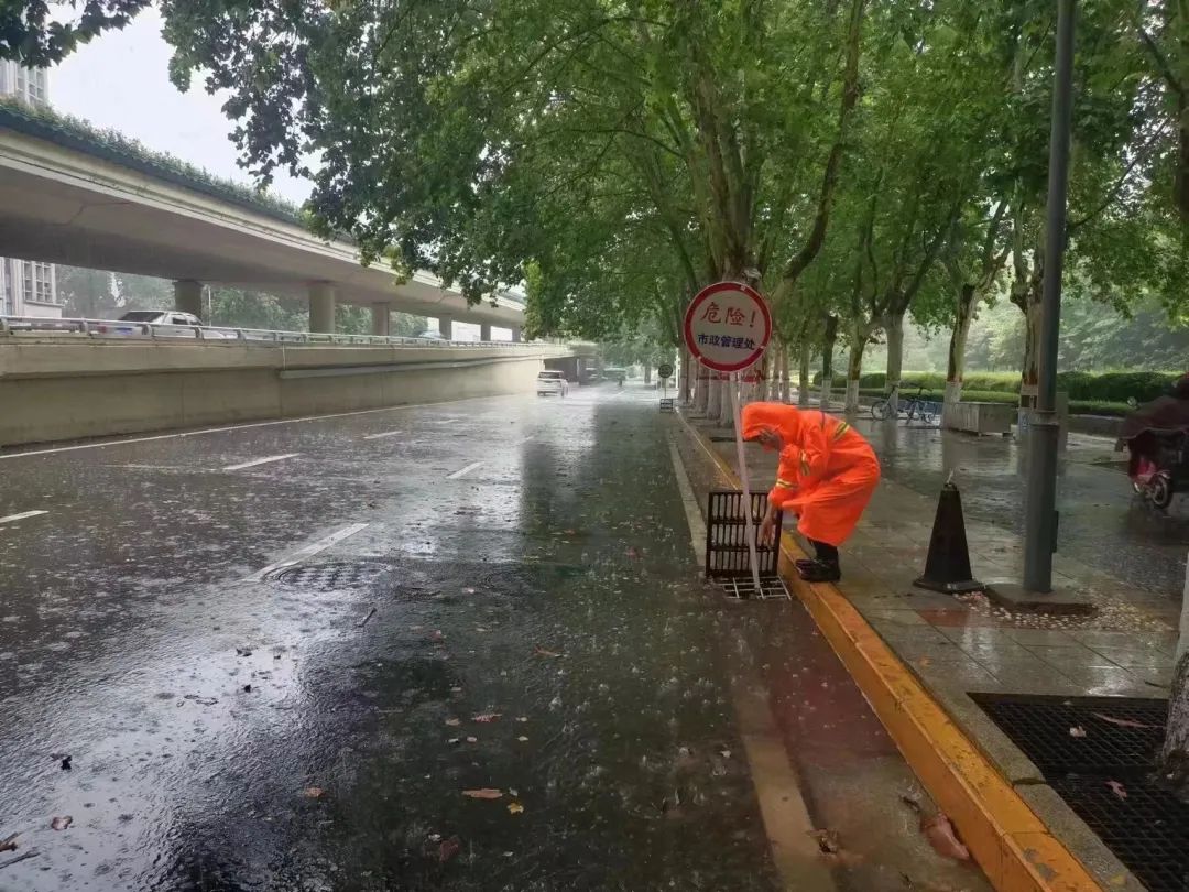郑州市城管局多措并举应对此轮降雨 积极调度全市城市防汛工作