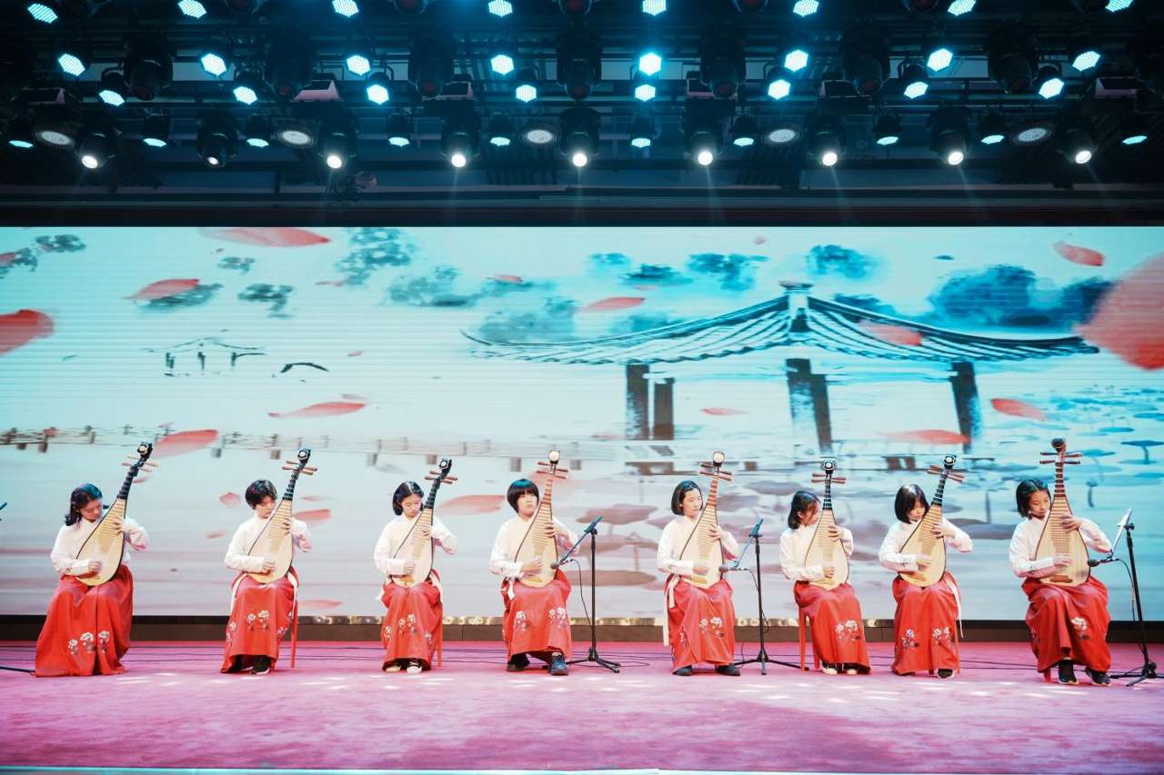 河南郑州：第八中学举行建校70周年庆典活动