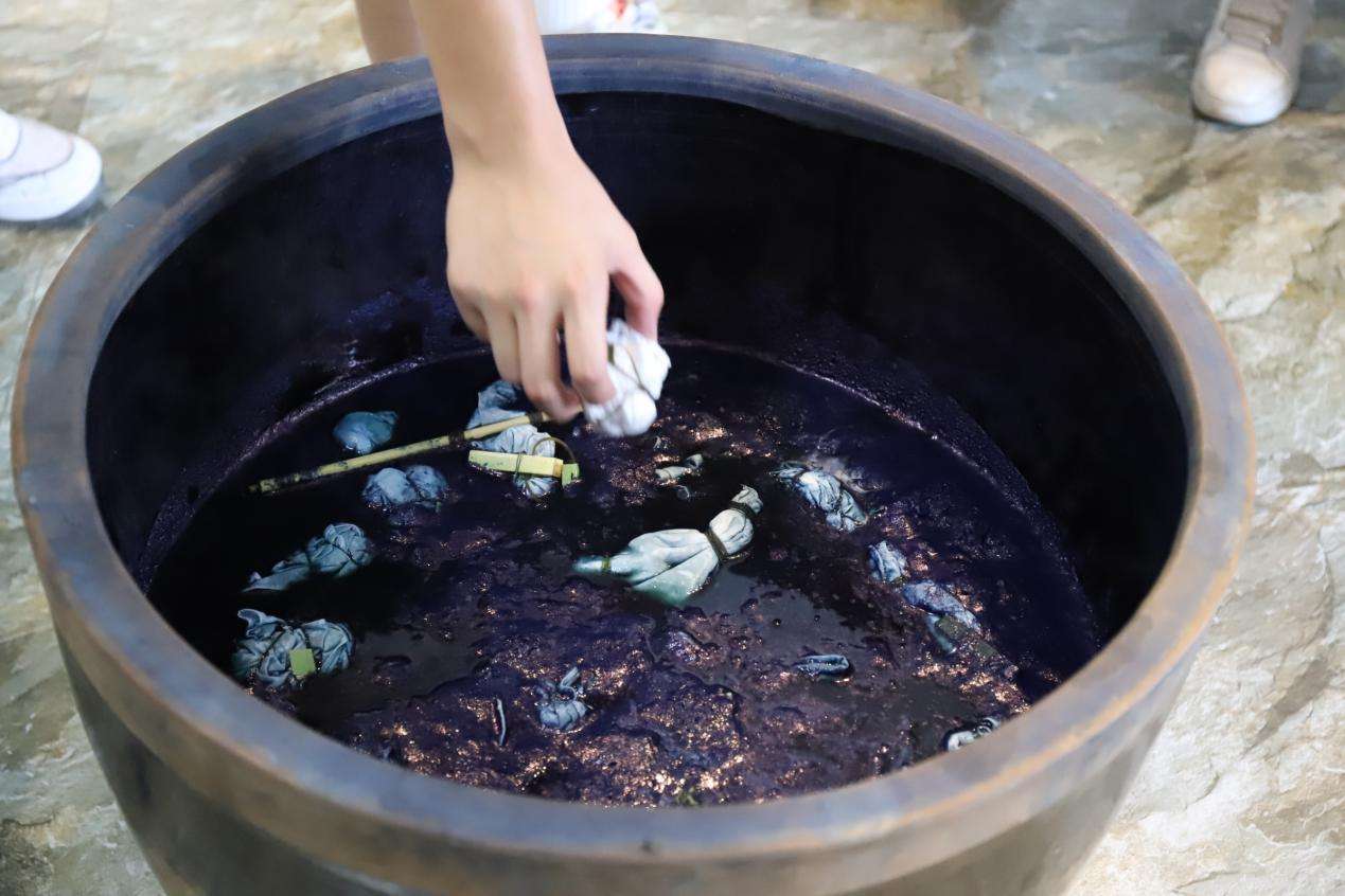 两岸暨香港新闻交流活动在宁夏举行，首日体验非遗项目扎染