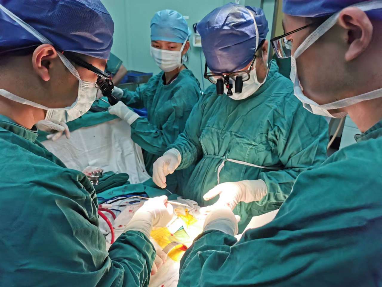 上海长征医院：颈胸椎管内“骨头”空间前移 助力瘫痪病人重新站起来