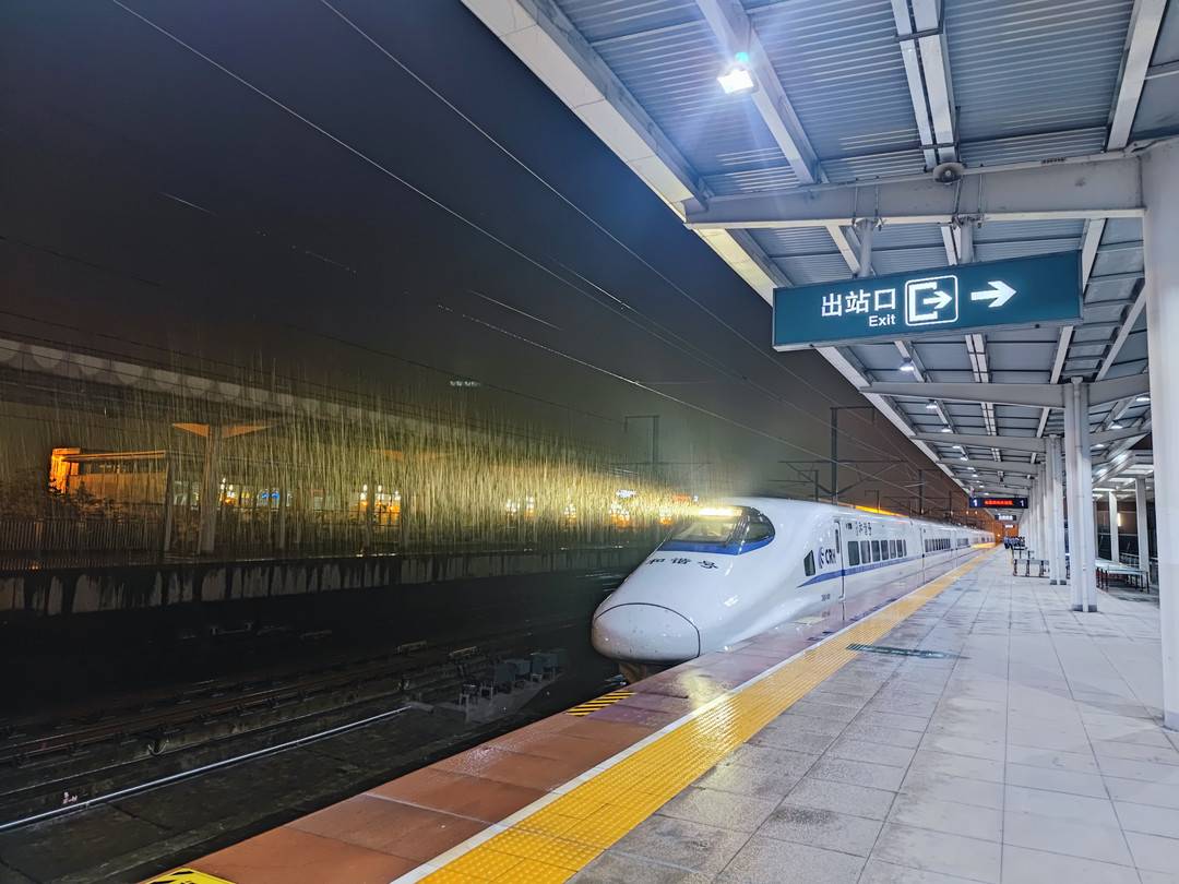 成都首趟整列“高铁快运”动车组发车:成都至昆明双向开行 成都首趟整列“高铁快运”动车组发车:成都至昆明双向开行