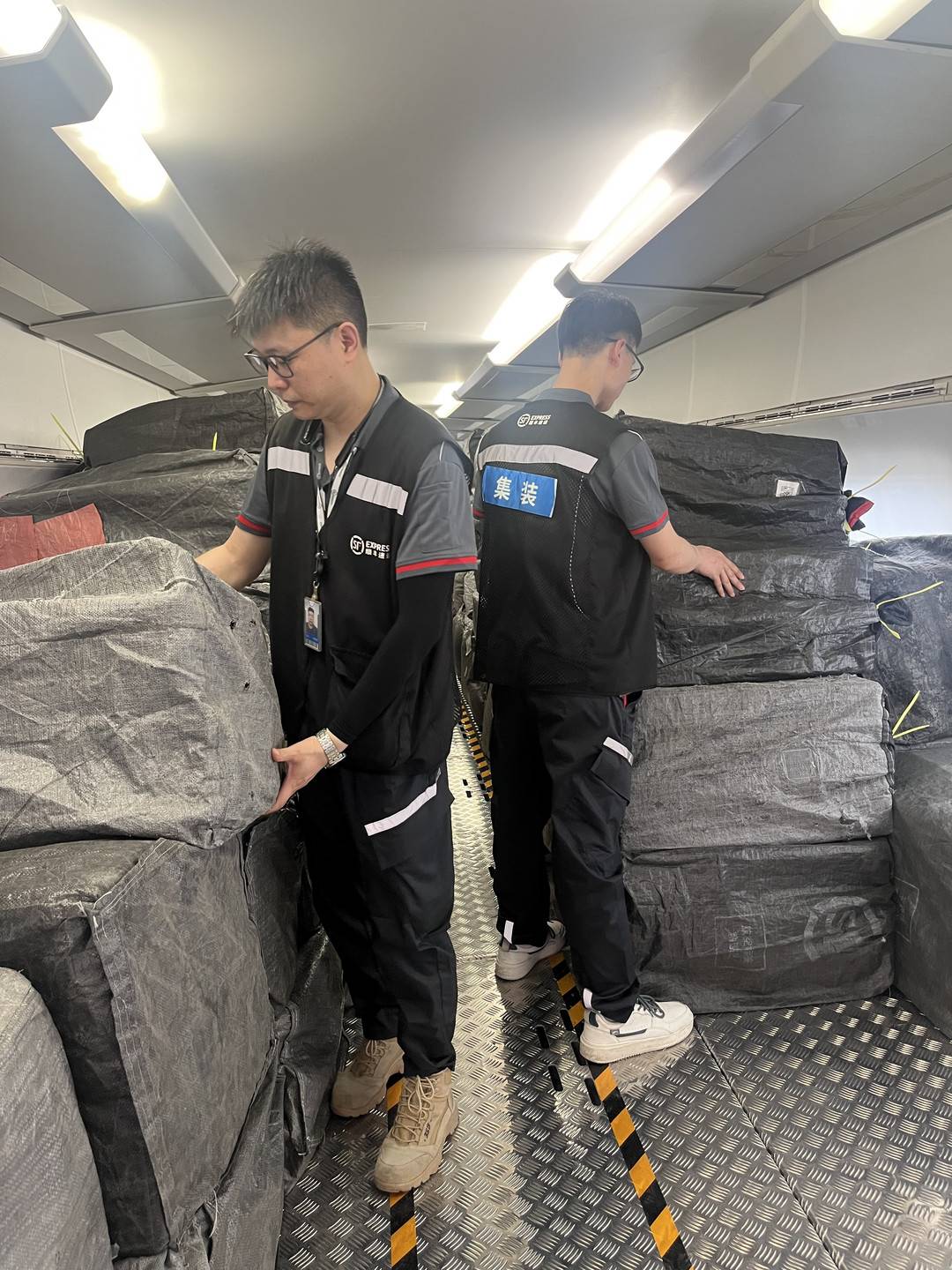 成都首趟整列“高铁快运”动车组发车:成都至昆明双向开行 成都首趟整列“高铁快运”动车组发车:成都至昆明双向开行