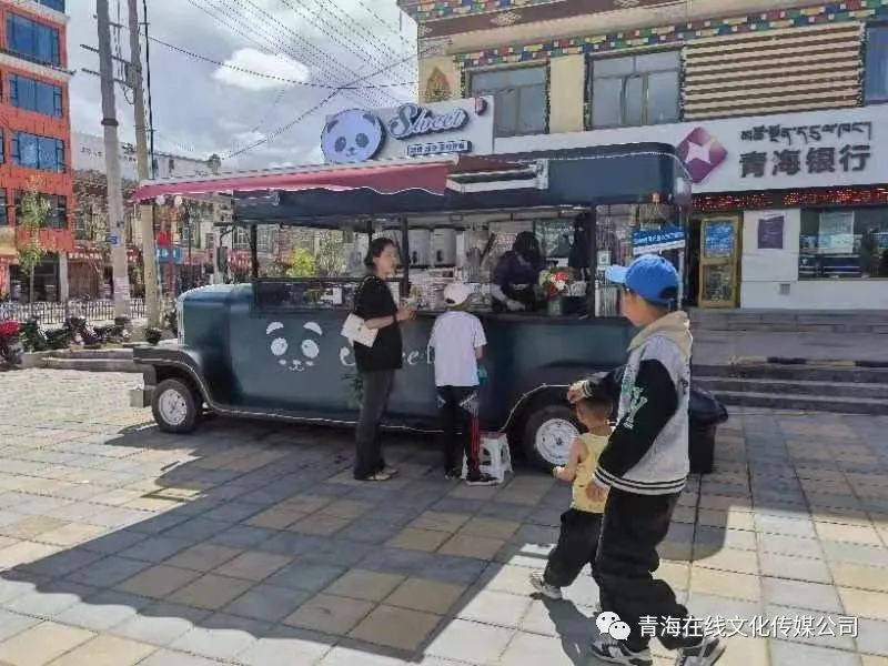 女大学生在囊谦县开了首家移动网红冷饮店