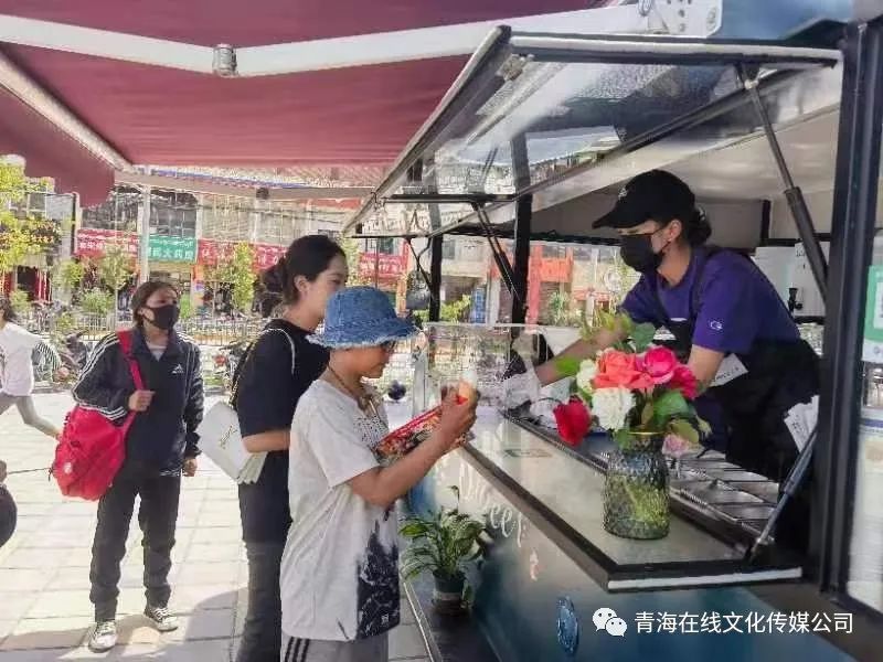 女大学生在囊谦县开了首家移动网红冷饮店