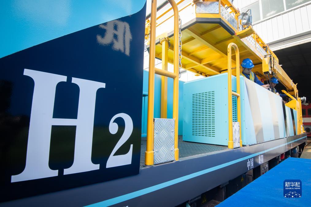 氢能源地铁施工作业车在湖北襄阳下线