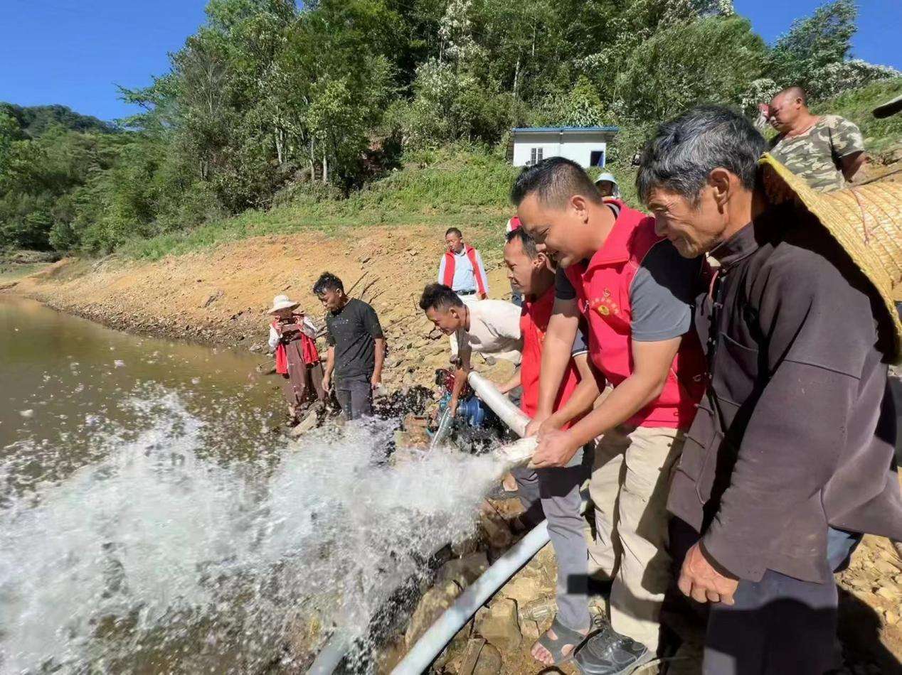 广西百色:驻村民警齐抗旱 合力引来幸福泉 IMG_256