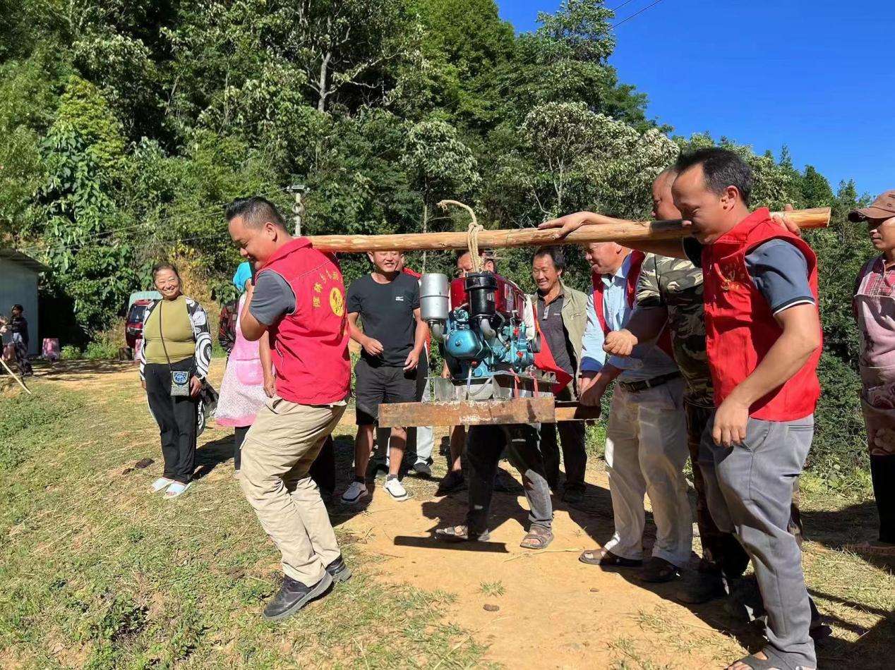广西百色:驻村民警齐抗旱 合力引来幸福泉 IMG_256
