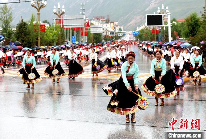 青海玉树：巡游展示藏族独特民俗文化