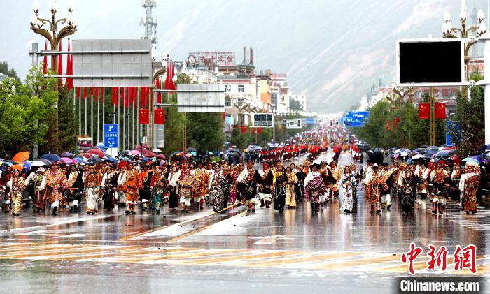 青海玉树：巡游展示藏族独特民俗文化