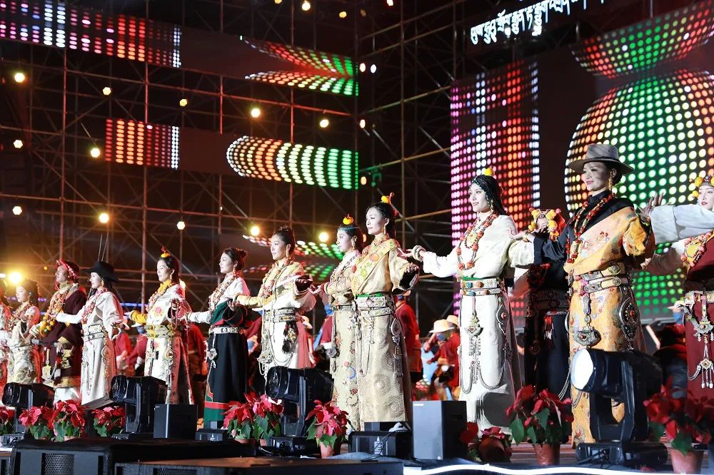 青海玉树用独具民族特色的歌舞盛宴欢迎八方宾朋