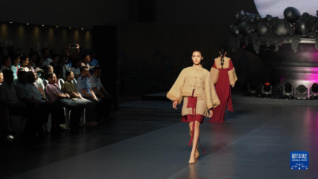 “璀璨丝路·和合共生”时尚秀在新疆美术馆举办