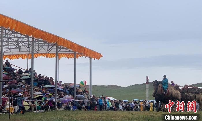 内蒙古锦绣草原镶黄旗上万民众雨中喜赴那达慕盛会