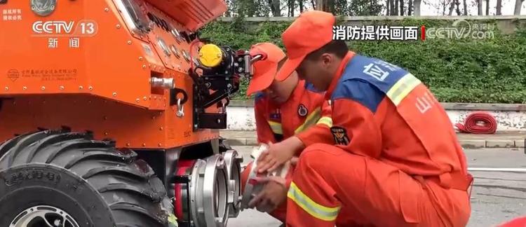 消防人员持续排水排涝 打通涿州救援咽喉要道