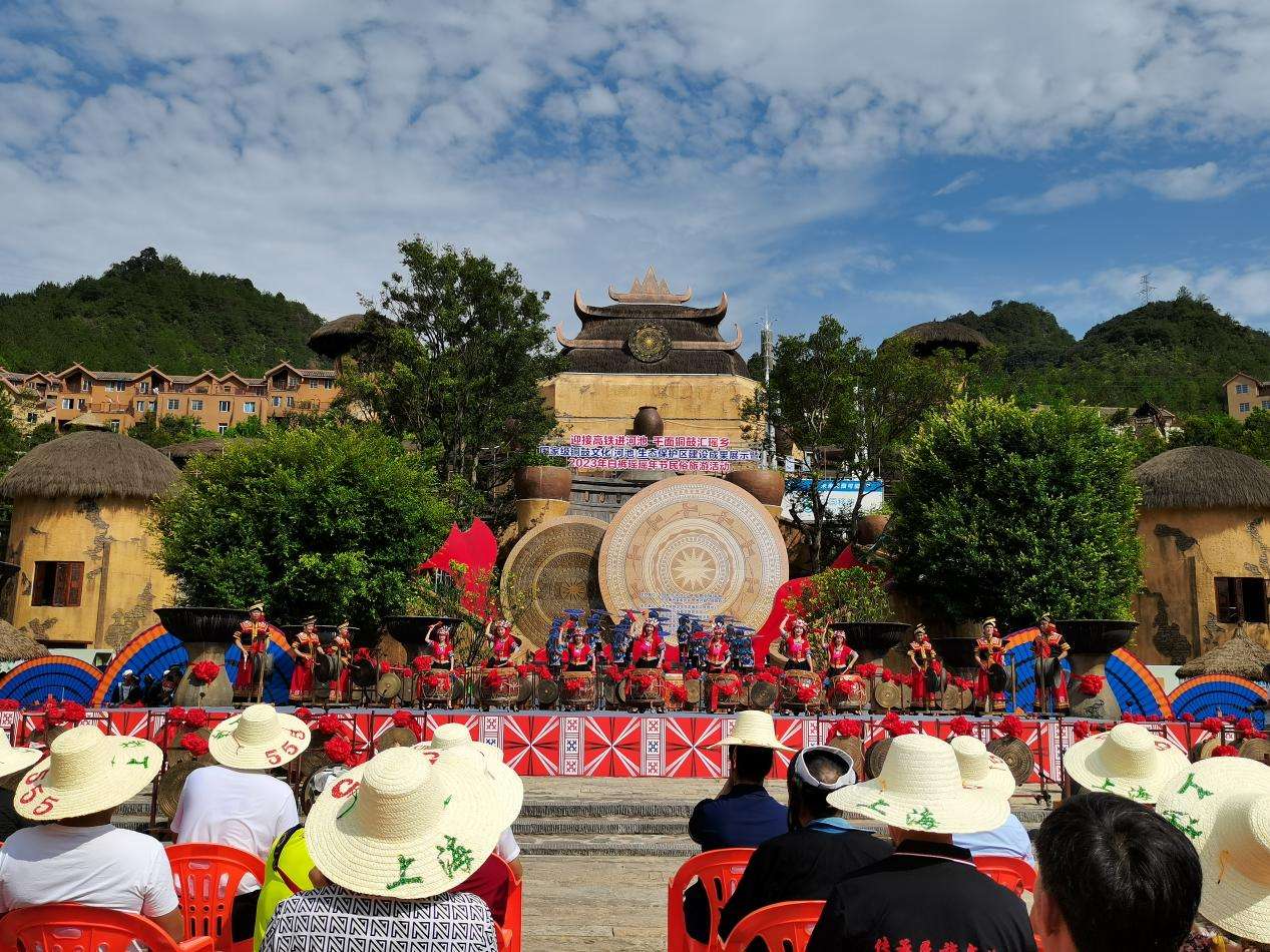 广西南丹县举办瑶年民俗旅游活动