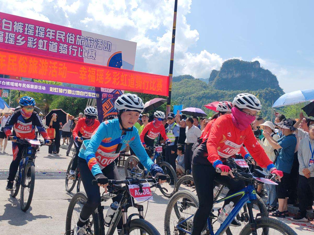 广西南丹县举办瑶年民俗旅游活动