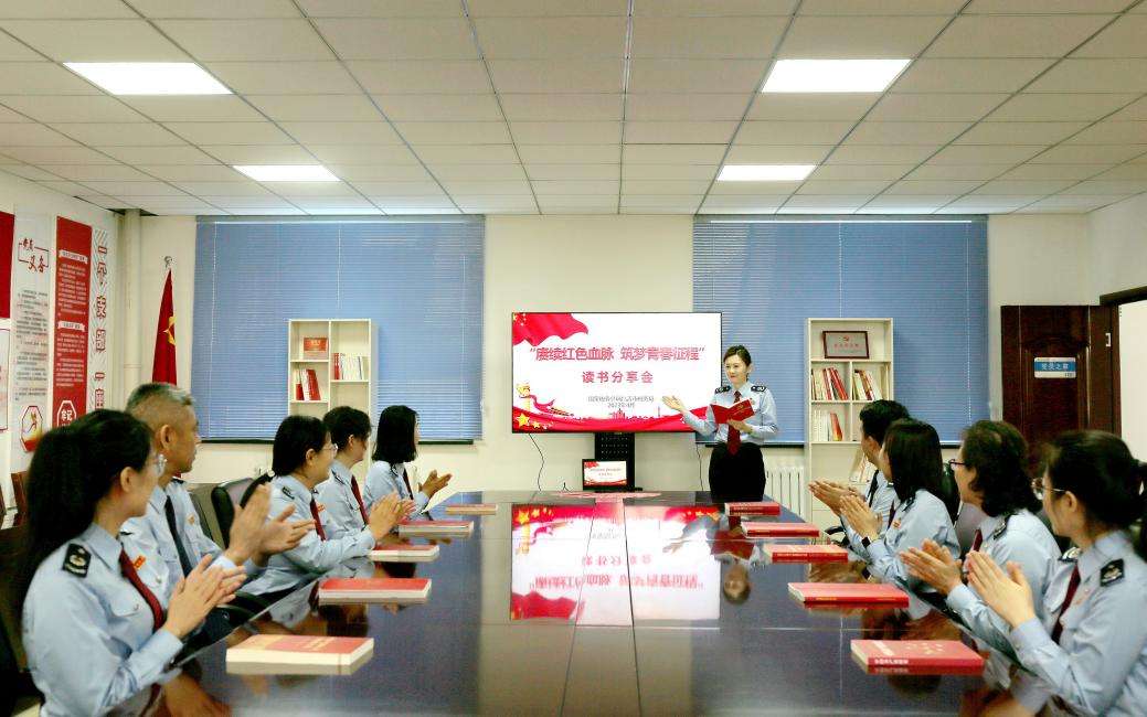 C:UsersAdministrator.WIN-KPTVKLFFIKJDesktop青税雏鹰配图青年税务干部开展读书分享会活动。叶睿 摄.JPG青年税务干部开展读书分享会活动。叶睿 摄